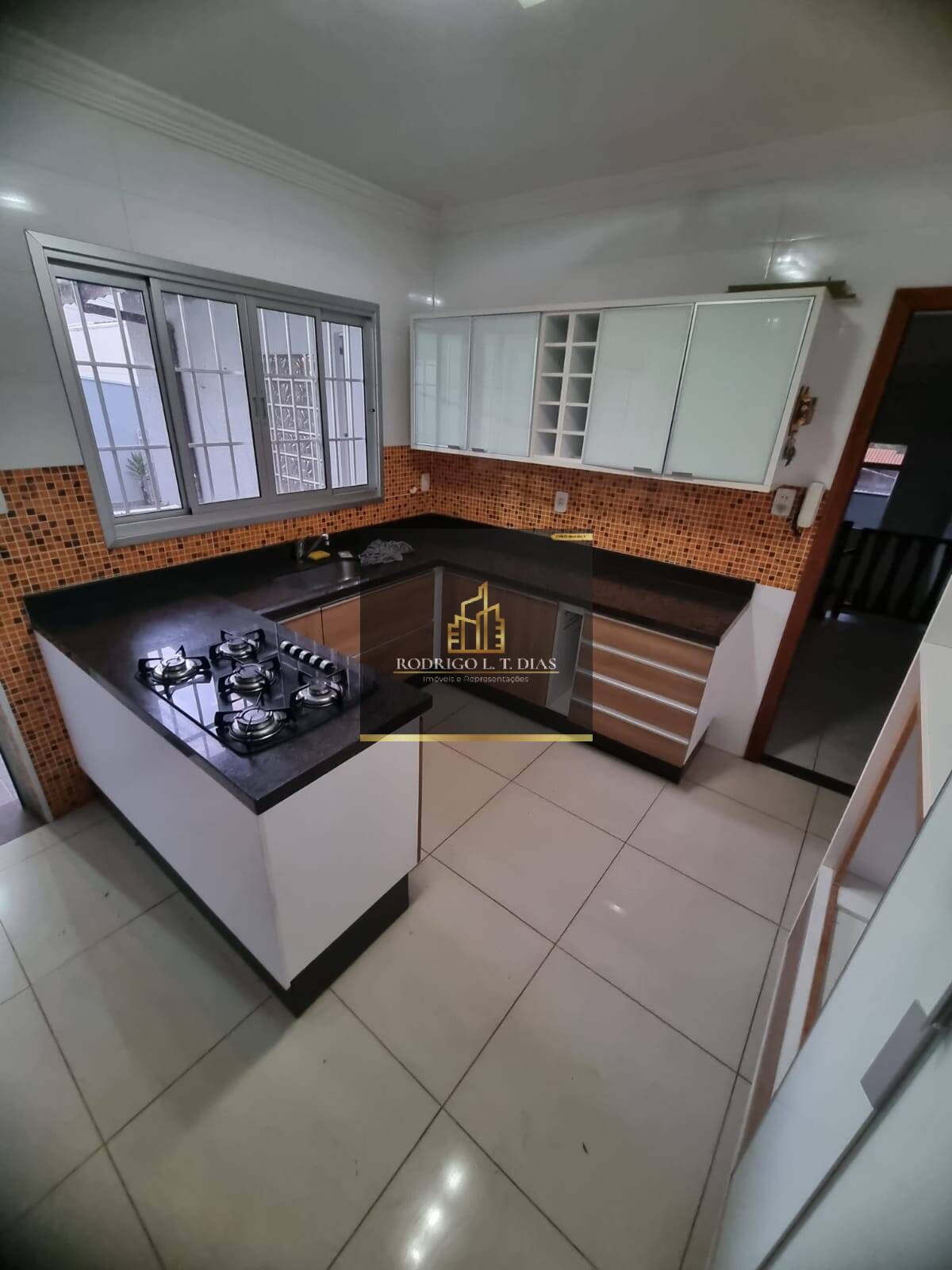 Casa à venda com 3 quartos, 350m² - Foto 1