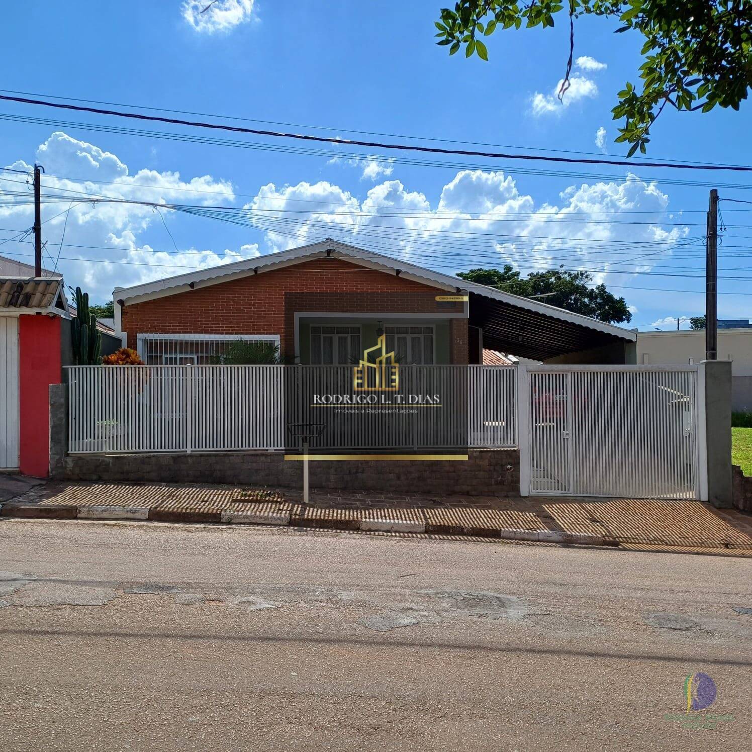 Casa à venda com 3 quartos, 354m² - Foto 1
