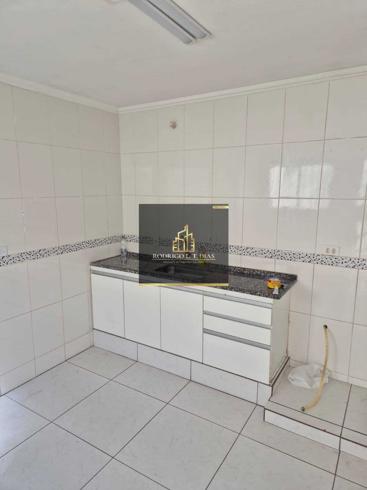Casa à venda e aluguel com 3 quartos, 185m² - Foto 2