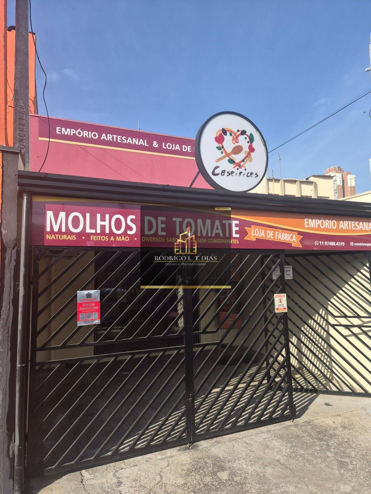 Salão Comercial com 03 salas no  bairro Vianelo -Jundiai